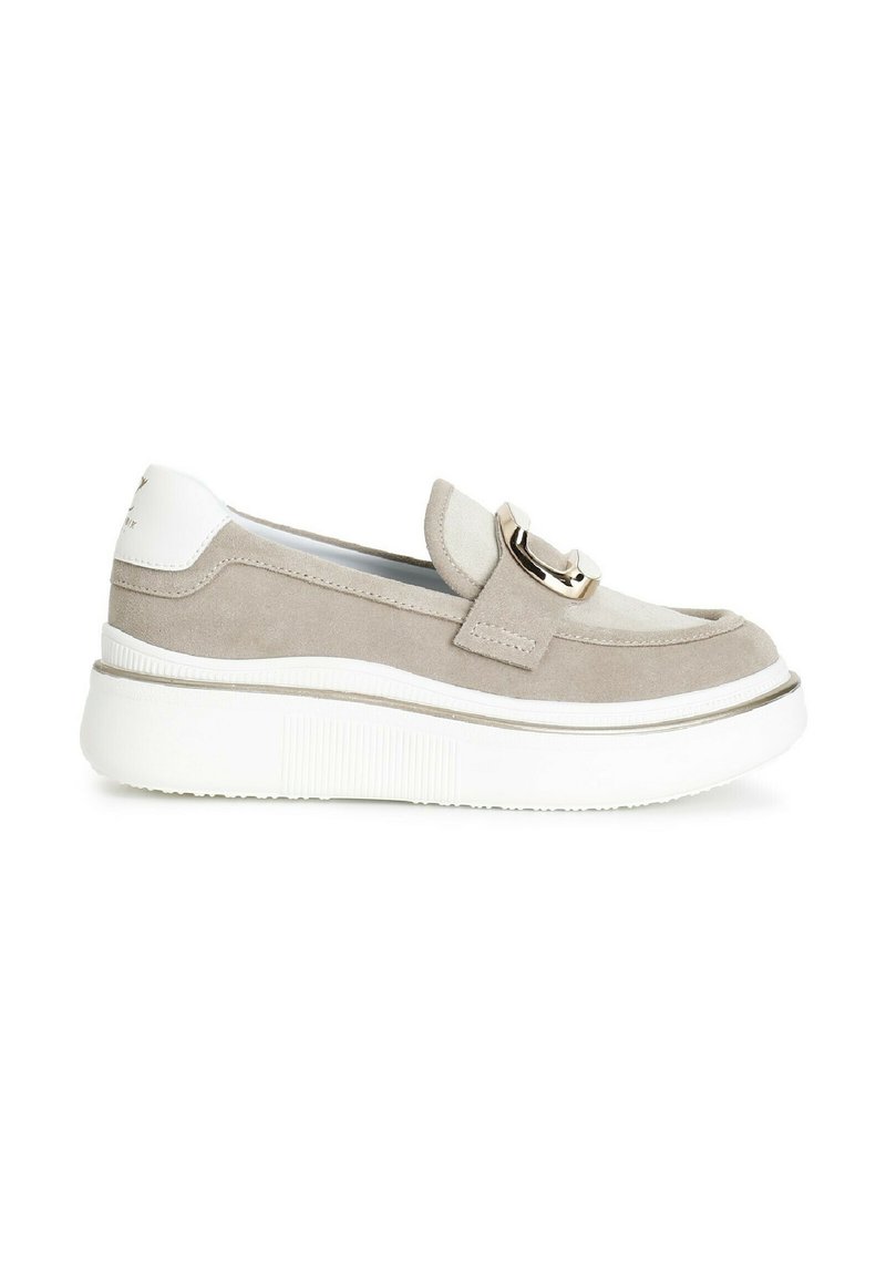 Světlé šedé semišové slip-on tenisky s bílou gumovou podešví. Mají dekorativní zlatou sponu a tónové švy pro detail.