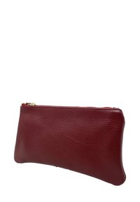 Pochette in pelle rossa con superficie texturizzata, dotata di una zip dorata nella parte superiore. Forma rettangolare con bordi arrotondati per un design elegante.