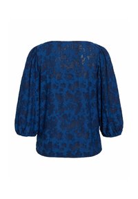 Blouse bleue avec motif floral transparent, encolure bardot et longues manches bouffantes avec poignets élastiques.