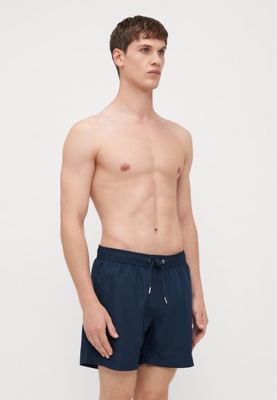 Shorts de bain bleu marine avec taille élastique et cordon de serrage, présentant une texture lisse et une coupe standard. Aucun motif ni détail supplémentaire.