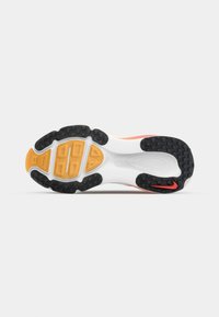 Nike Performance VOMERO 18 - Chaussures de running sur route - white/black/bright crimson/laser orange/light crimson