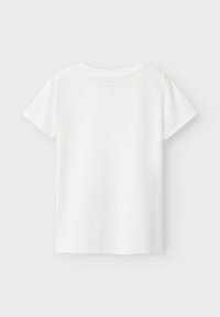 Balta medvilninė T-shirt marškiniai su trumpomis rankovėmis, apvaliu kaklu ir tiesiu kirpimu. Lygi tekstūra, be matomų raštų ar grafikos.