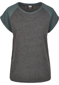 Camiseta gris de manga corta con mangas enrolladas. El cuerpo presenta una tela gris oscuro, mientras que las mangas son de un teal más oscuro. Escote redondo.