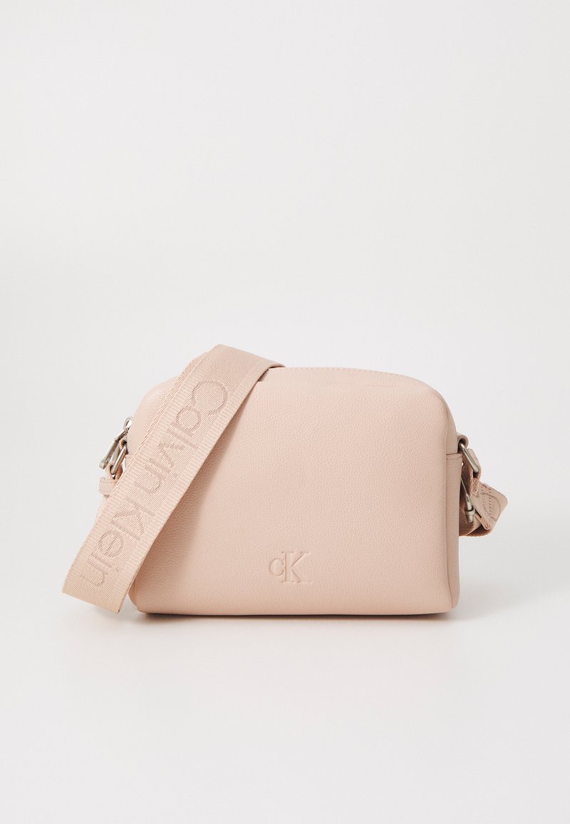 Borsa a tracolla in pelle color pesca con superficie testurizzata, dotata di un logo, una tracolla staccabile e accenti in metallo.