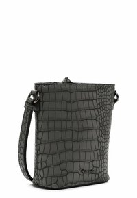 Czarna torebka o fakturze krokodyla, o usztywnionym kształcie, z regulowanym paskiem, zamkiem błyskawicznym i subtelnym logo u podstawy.