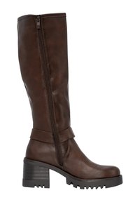 Bota alta de imitación piel marrón con cremallera lateral, tacón cuadrado y suela rugosa con ranuras horizontales. Detalles de correas alrededor de la parte superior.