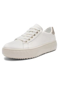 Hvid lavtop-sneaker med tyk sål, hvide snørebånd, guldøjer og metalisk sølv hælfane, vinklet for at vise ydersiden.