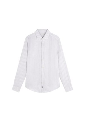 Camisa blanca de manga larga con botones, con finas rayas verticales grises y cuello puntiagudo, colocada plana sobre un fondo blanco.