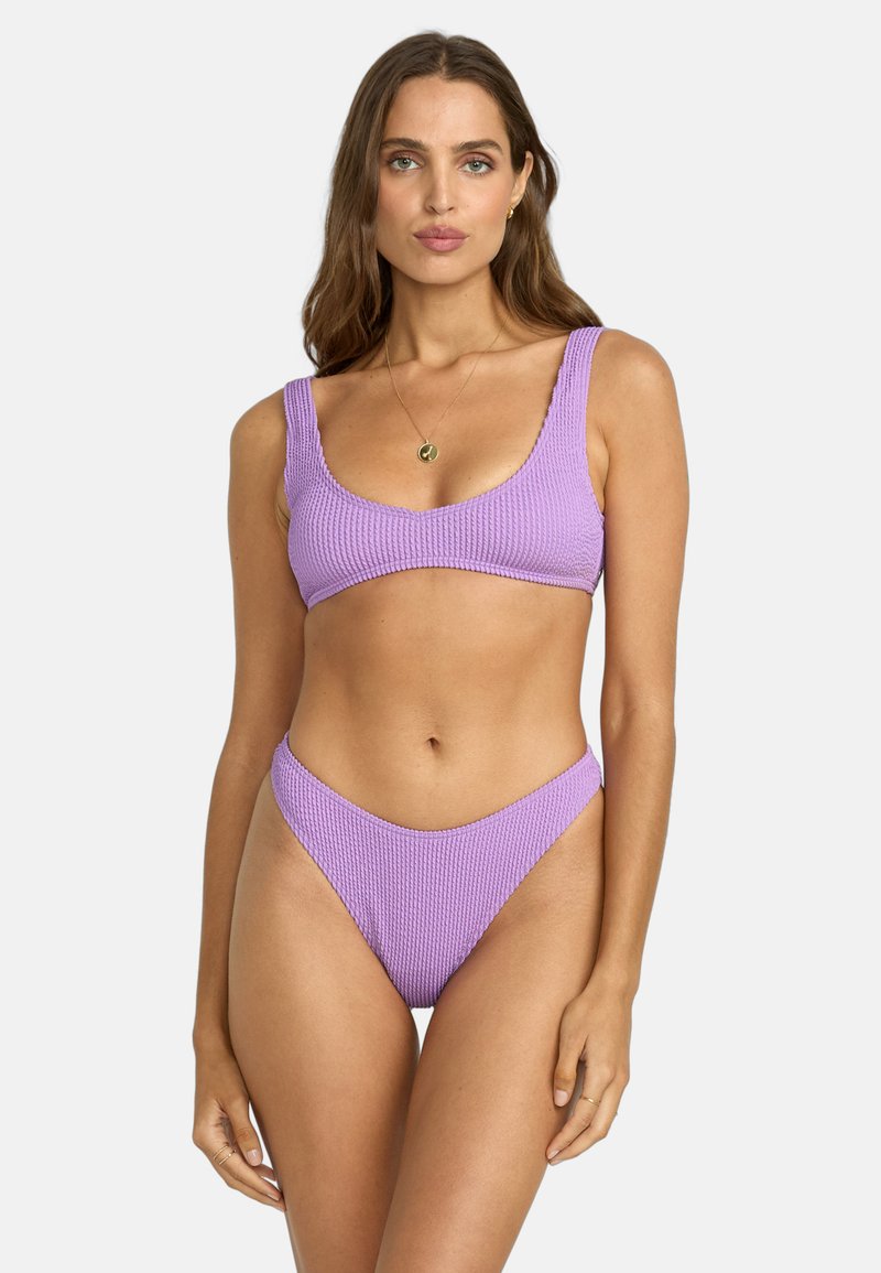 Lavendelrandig bikiniset med scoop-neck bralette och högmidjade underdelar, i texturerat tyg och breda axelremmar.