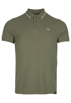Polo vert olive en coton avec une patte de boutonnage à trois boutons, un col côtelé et des accents blancs sur le col et les manches.