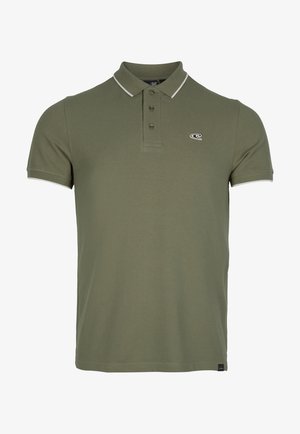 Polo vert olive en coton avec une patte de boutonnage à trois boutons, un col côtelé et des accents blancs sur le col et les manches.