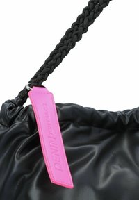Sac en fausse cuir noir avec un design froncé, présentant une sangle tressée noire et une étiquette rose vif embossée avec "DENIM TOM TAILOR."