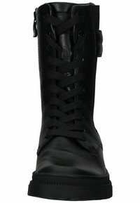 Bottes de combat en cuir noir avec un devant lacé, finition texturée, une fermeture éclair sur le côté et une semelle en caoutchouc épaisse pour la durabilité.