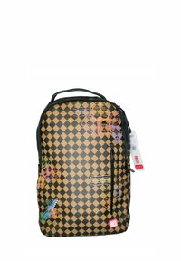 Zaino in tessuto a scacchi nero e marrone con tasca anteriore con cerniera, dotato di colori vivaci e toppe. Inclusi spallacci regolabili.