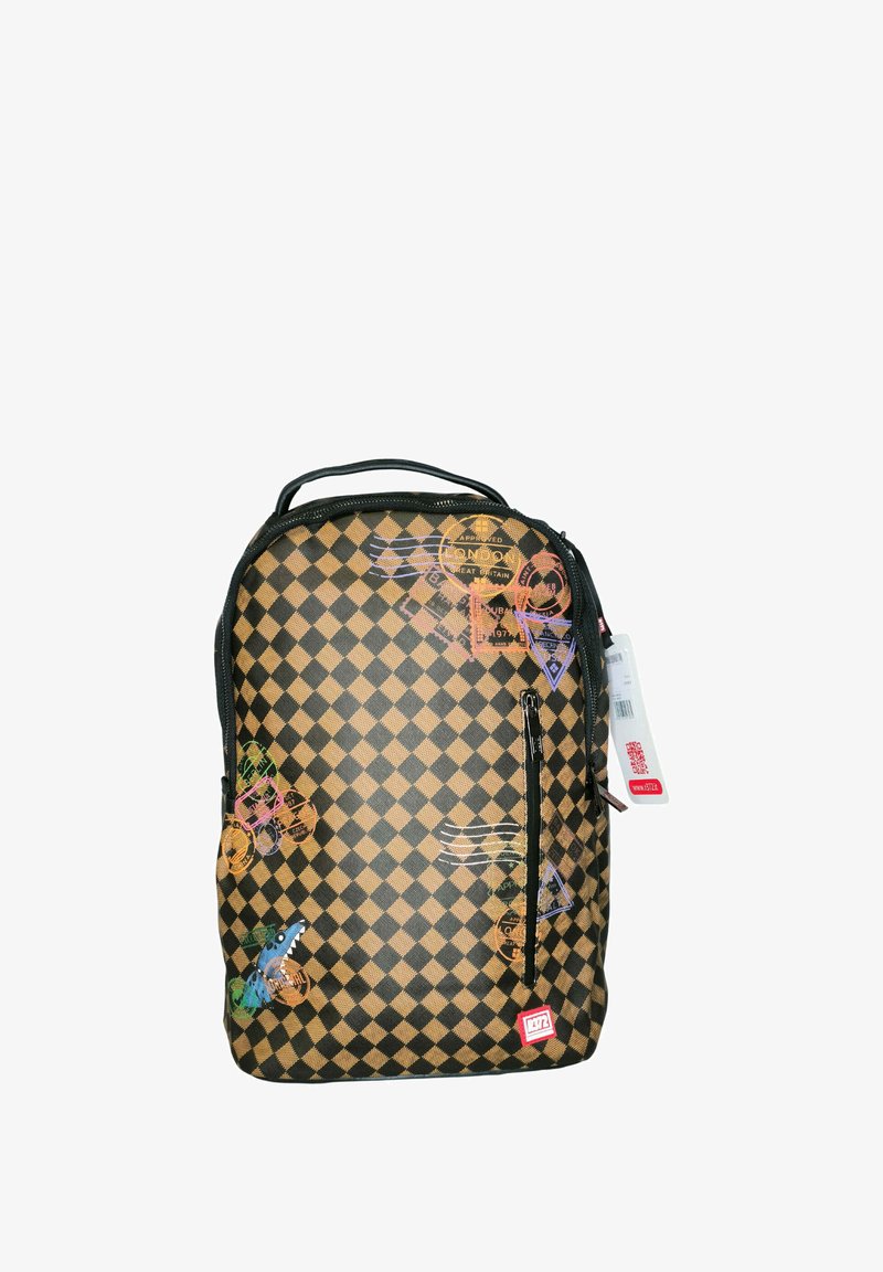 Zaino in tessuto a scacchi nero e marrone con tasca anteriore con cerniera, dotato di colori vivaci e toppe. Inclusi spallacci regolabili.