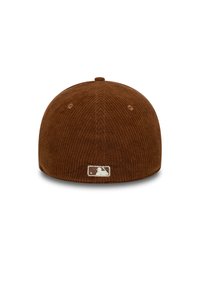 Gorra de pana marrón con una corona redondeada, que presenta costillas sutiles y un parche blanco del logo de la MLB en la parte frontal.