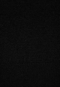 Černá žeberná látka s těsnou pletenou texturou, která nabízí hladký povrch a jednotný vzor po celé ploše.