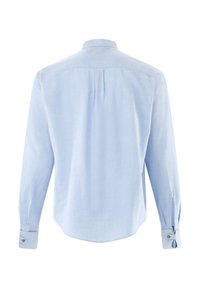 Camicia azzurro chiaro a maniche lunghe con colletto a camicia, piega posteriore e polsini abbottonati. Il tessuto ha una finitura liscia e leggermente texturizzata.