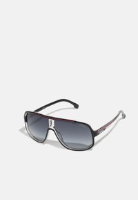 Mustad prillid, millel on paks raam, degradee läätse, metallist detailid ja punane triip käte peal. Nurgeline kuju ja läikiv viimistlus.