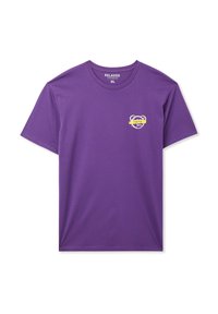 T-shirt di cotone viola con vestibilità rilassata. Caratterizzato da un piccolo design grafico sul lato sinistro del petto e un collo a giro.