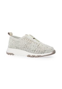 Weiße gewebte Schlupfschuhe verfügen über Blumenmuster, ein strukturiertes Obermaterial und eine hellbraune Gummisohle mit Rillen für besseren Halt.