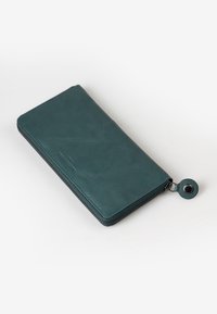 Portafoglio in pelle verde acqua con chiusura a zip, forma rettangolare, texture liscia e un cursore decorativo con un accento circolare.
