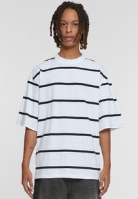 Urban Classics - OVERSIZED SLEEVE MODERN STRIPE - Nyomott mintás póló - white black Miniatűr kép 1