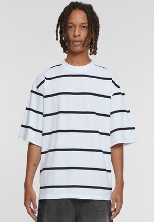 Hvid bomulds t-shirt med sorte vandrette striber, løs pasform, rund halsudskæring og korte ærmer. Har et enkelt design uden yderligere detaljer.