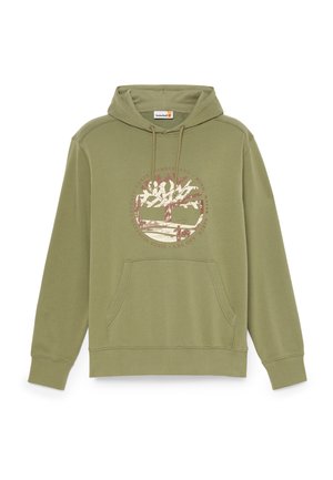 Bluza z kapturem w oliwkowej zieleni wykonana z miękkiej bawełnianej mieszanki, posiadająca przednią kieszeń, kaptur ze sznurkiem oraz duży nadruk drzewa w stonowanych kolorach.