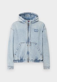 Sudadera con cremallera de mezclilla azul claro con efecto de lavado ácido, con cordones, bolsillos frontales y un pequeño parche rectangular con logo en el lado izquierdo del pecho.