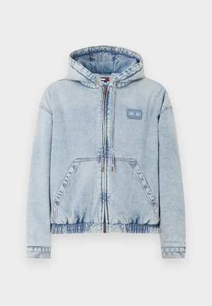 Hellblaues Acid-Wash-Denim-Zip-Hoodie mit Kordelzügen, Fronttaschen und einem kleinen rechteckigen Logo-Patch auf der linken Brust.
