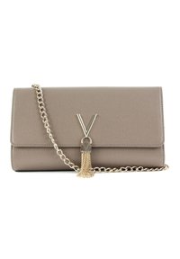Borsa strutturata grigia con texture a granulato, tracolla in catena dorata e logo metallico con dettaglio a nappina nella parte anteriore.