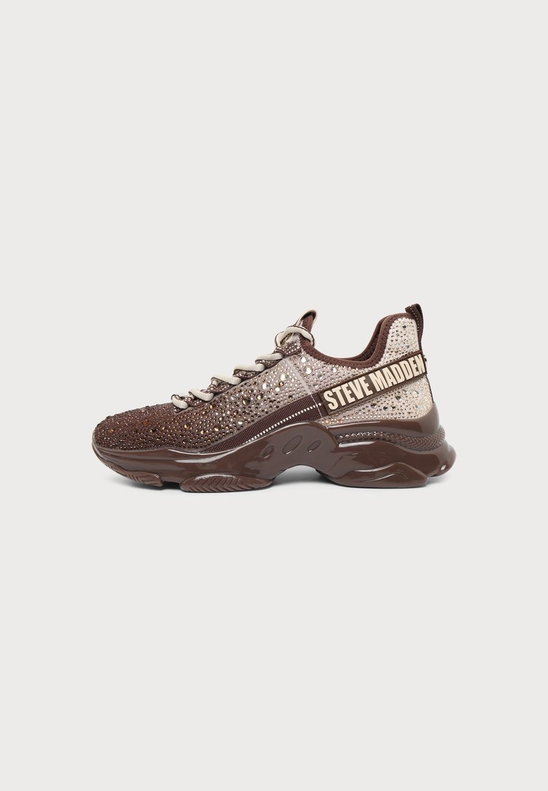 Baskets Steve Madden marron et beige avec strass, semelle épaisse et logo visible sur le côté, vues de côté extérieur sur fond blanc.