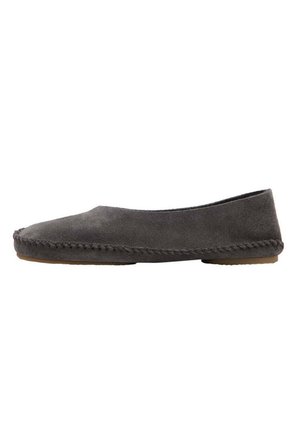 Dunkelgrauer Wildleder-Mokassin-Flachschuh mit sichtbaren handgenähten Details entlang der Sohle und einer flachen Gummilaufsohle.