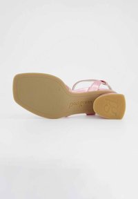 Rosa High-Heel-Sandale mit einem glatten Obermaterial, das dünne Riemen und eine Gummisohle aufweist. Mit "paul green" auf der Fußbett gestempelt.
