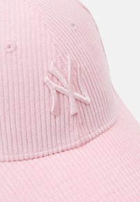 Boné de veludo cotelê rosa com uma superfície texturizada, logótipo bordado na parte da frente e uma aba curva.
