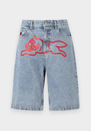 Shorts en denim bleu clair à coupe ample, avec un grand graphique rouge représentant un animal en course au dos. Conception à cinq poches avec une fermeture à bouton.