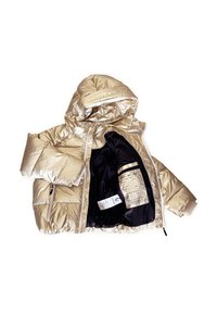 Giacca puffer oro con cappuccio, finitura lucida, polsini a coste e fodera nera; presenta un'etichetta interna e tasche laterali con zip.