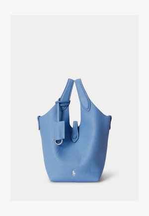 Sinine tekstuuriga nahast ämbrikujuline kott kahe sangaga, esiküljel metallrõngaga silt ja väike valge polo mängija logo alumises keskkohas.