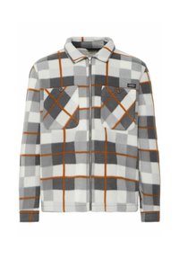 Chaqueta de forro polar con un patrón de cuadros en gris, blanco y naranja. Cuenta con un cuello, dos bolsillos en el pecho y una cremallera frontal. Textura suave.