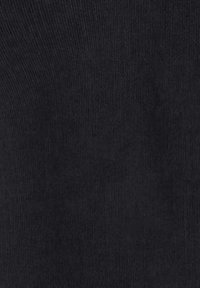 Tessuto nero a coste con una texture liscia, caratterizzato da un pattern uniforme e una leggera lucentezza sulla superficie. Adatto per diverse applicazioni.