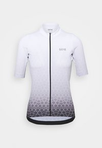 Koszulka rowerowa z krótkim rękawem w gradiencie od białego do szarego z geometrycznym wzorem, wyposażona w pełny zamek błyskawiczny z przodu oraz czarną lamówkę na dole.