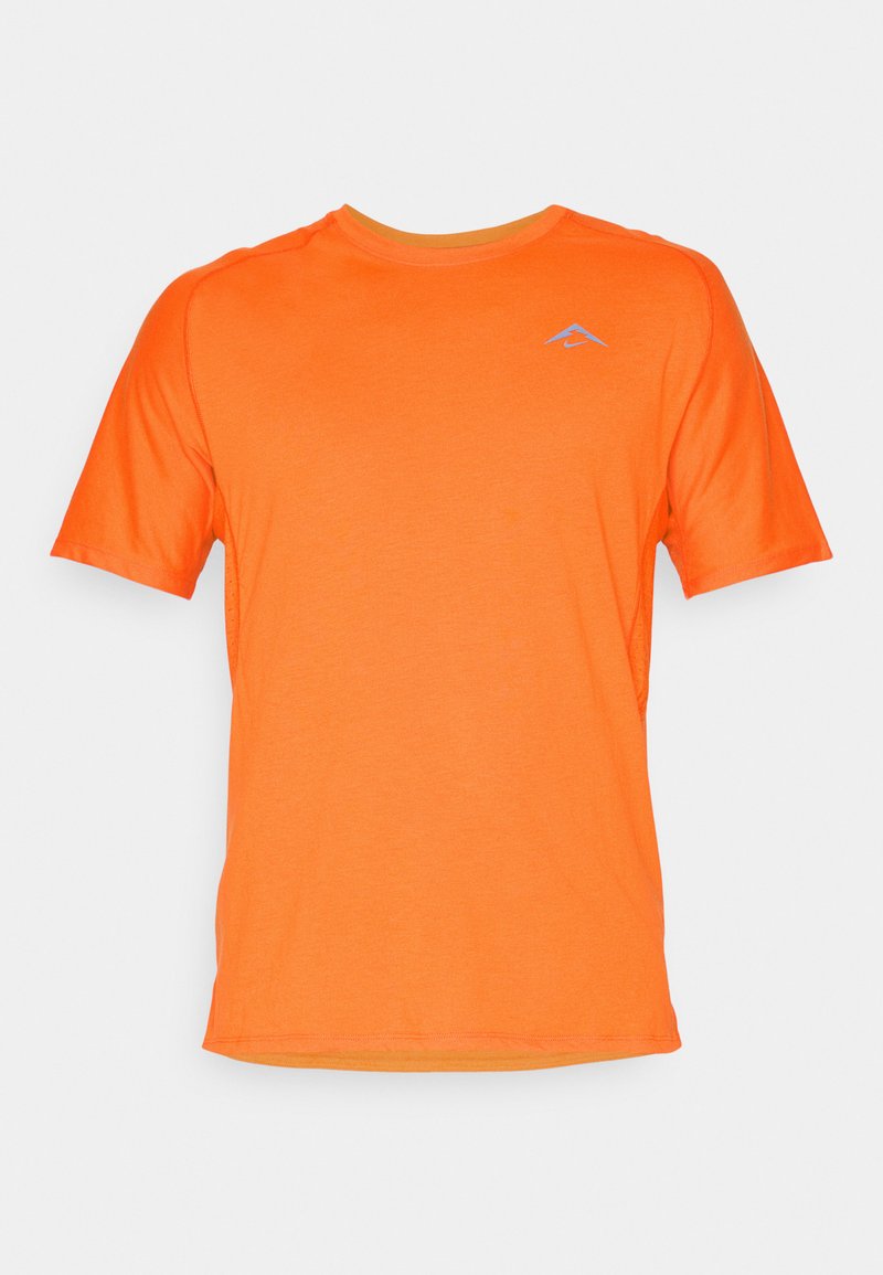Camiseta de algodón de manga corta y cuello redondo en vibrante color naranja, con un sutil logo de montaña en azul claro en el pecho. Textura suave.