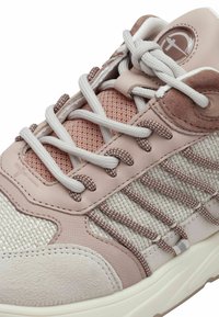 Hellrosa Sneaker mit strukturiertem Mesh und glatten Lederakzenten, ausgestattet mit kunstvollen Schnürungen, einem gepolsterten Kragen und dezente Akzenten.