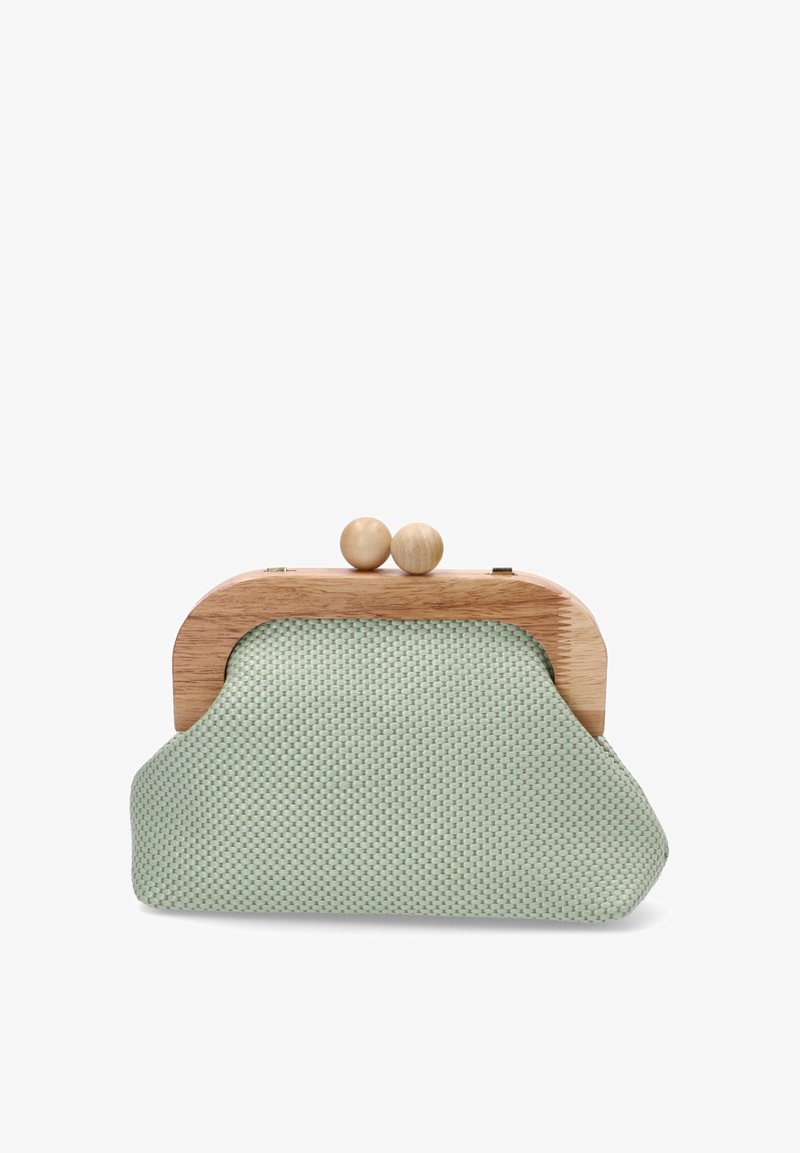 Bolso de mano con un cuerpo de tela trenzada en verde menta y un marco de madera natural, que presenta dos perillas de cierre de madera redondas en la parte superior.