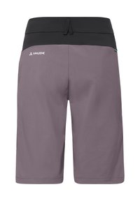 Shorts de plein air Vaude pour hommes en violet et noir, vus de dos, avec une ceinture élastique et un logo sur le côté gauche.