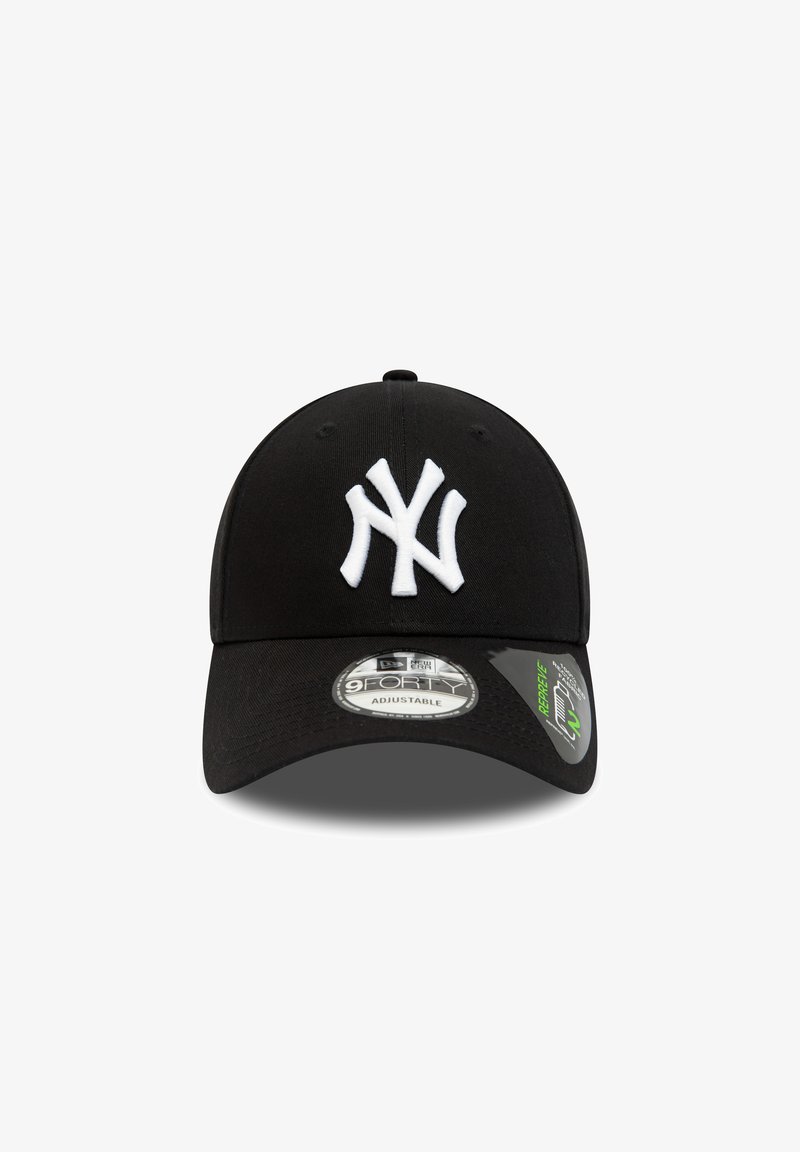 Sort justerbar baseballkasket med hvidt NY-logo på fronten og klistermærker på den buede skygge, der viser mærke- og styledetaljer.