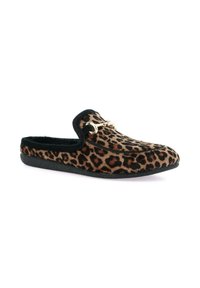 Pantofole con stampa leopardata, caratterizzate da una tomaia in tessuto morbido, bordi neri e accessori decorativi in metallo dorato. Punta arrotondata e suola a texture.