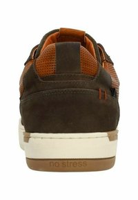 Bruine sneaker met een gestructureerde bovenkant met oranje accenten, een witte zool en de woorden "no stress" gedrukt nabij de hiel.
