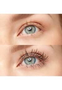 Zbliżenie na dwa oczy: górne z naturalnymi rzęsami, dolne z długą, wyraźnie czarną maskarą nadającą objętość; oba mają niebiesko-zielone tęczówki i jasne rzęsy.